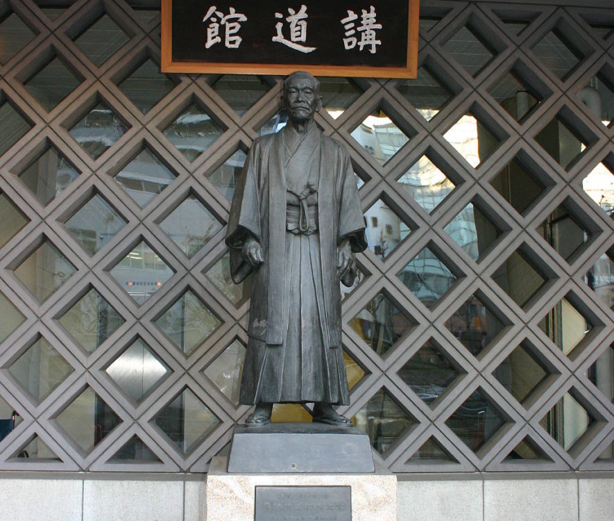 Άγαλμα του Τζίγκορο Κάνο στην είσοδο του Κόντοκαν, «ναό» του τζούντο