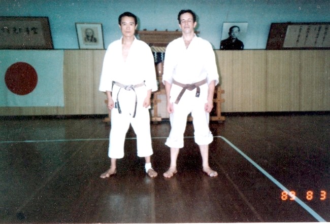 Ο δάσκαλος του ντόζο στο Sohombu dojo JKA. Τόκυο, Έμπισου 1989 μαζί με τον δάσκαλο Ισάκα τον μέντορα.