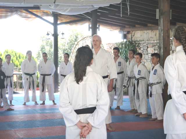 Ο δάσκαλος του dojo διδάσκει JKA Καράτε μιλά στα παιδιά του ΓΑΣ Ολύμπιος Μαχητής για θέματα που άπτονται του Budo Καράτε.