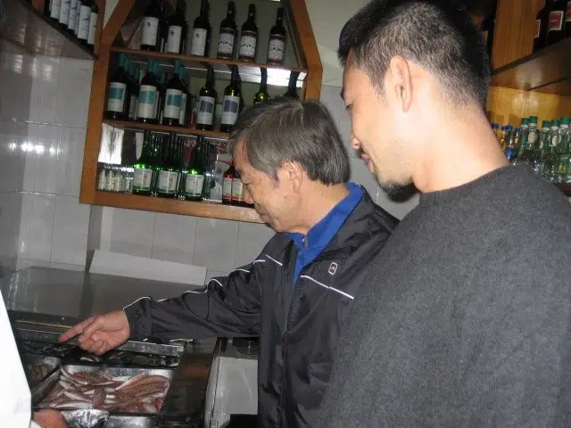 Kancho_Kanazawa_tavern03 Ο kancho Kanazawa διαλέγει το ψάρι που θα φάει.